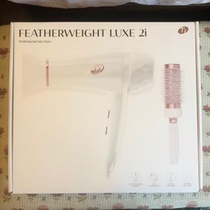 T3 Featherweight Luxe 2i hair dryer
